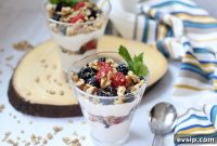 5-Minute Berry Greek Yogurt Parfait with High Protein