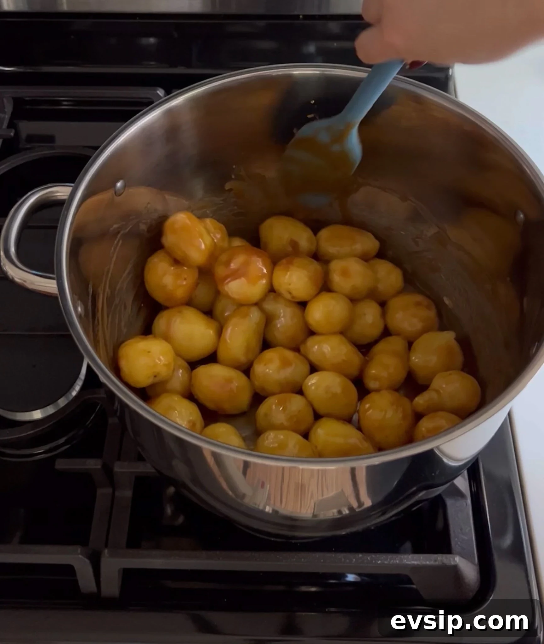 Mixing the potatoes with the caramel.