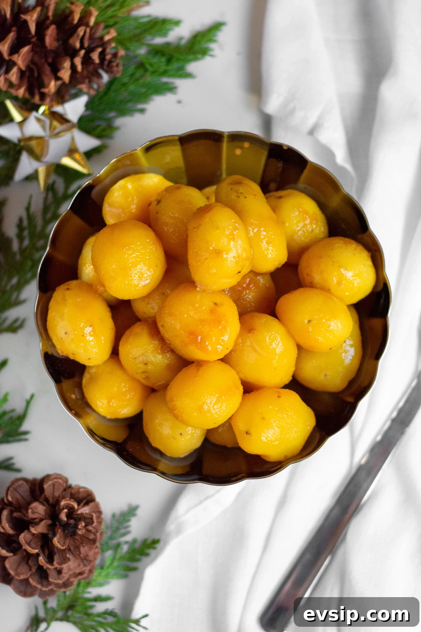 A bowl of caramelized potatoes.