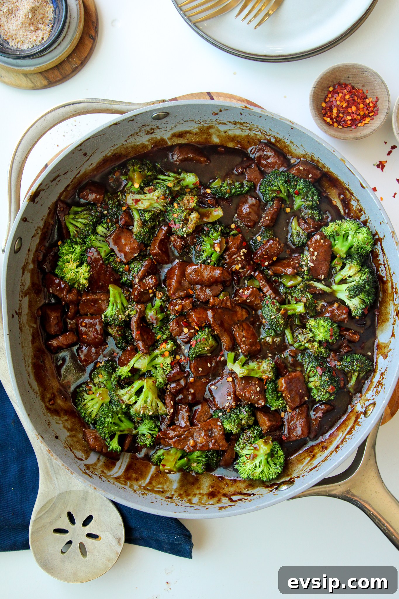 20-Minute Gluten- and Dairy-Free Skillet Beef & Broccoli Dinner 5 This skillet beef and broccoli is an easy 25-minute dinner made in one pan. A gluten-free, dairy-free, nut-free, Keto, Paleo, and kid-approved meal perfect for busy weeknights.