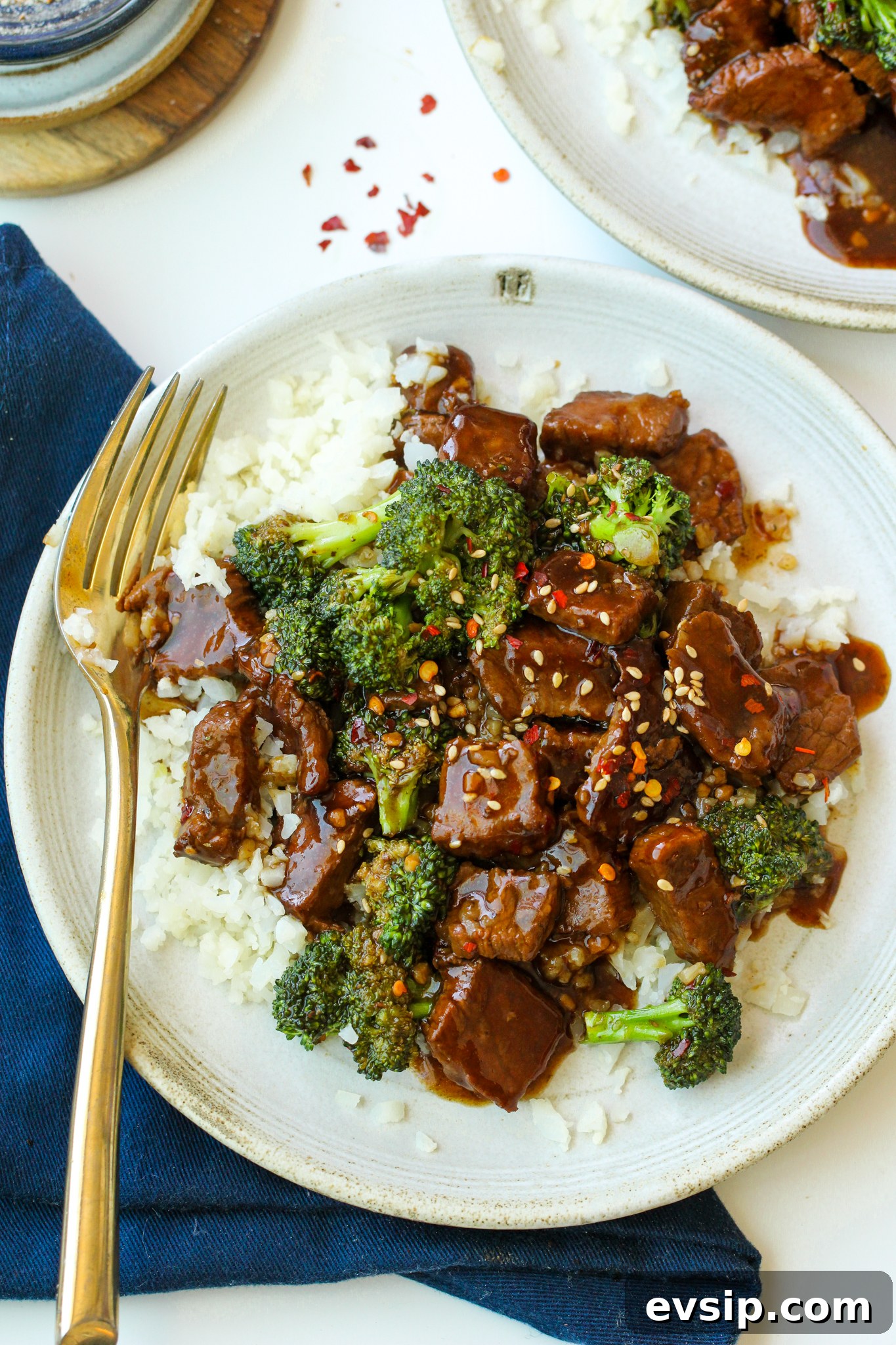 20-Minute Gluten- and Dairy-Free Skillet Beef & Broccoli Dinner 6 This skillet beef and broccoli is an easy 25-minute dinner made in one pan. A gluten-free, dairy-free, nut-free, Keto, Paleo, and kid-approved meal perfect for busy weeknights.