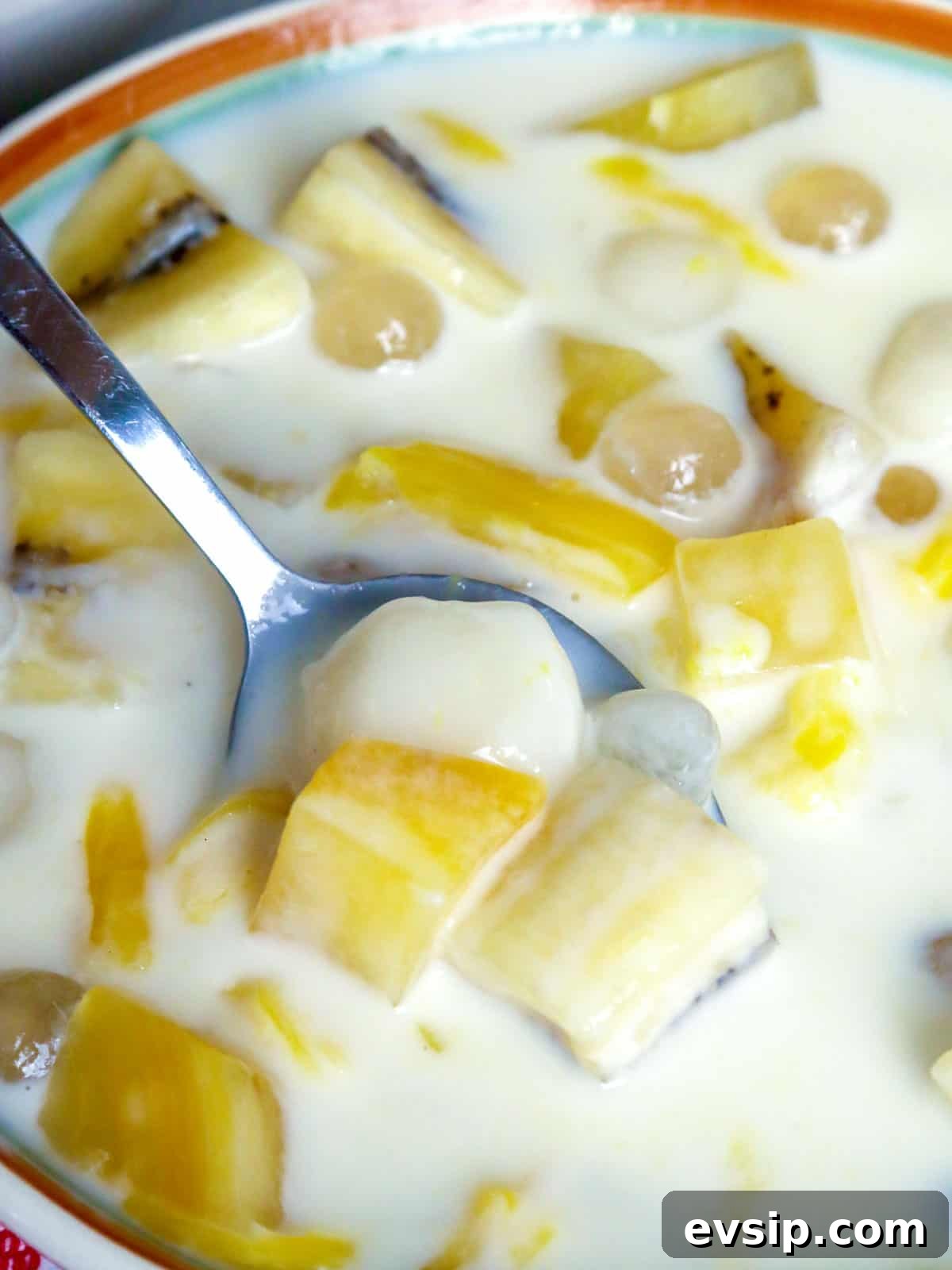 eating ginatan with a spoon