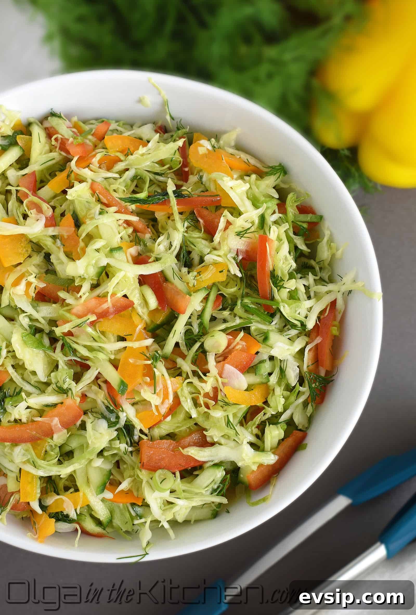 Cabbage Pepper Salad: easy to make, simple ingredients, very healthy and super delicious! | olgainthekitchen.com 