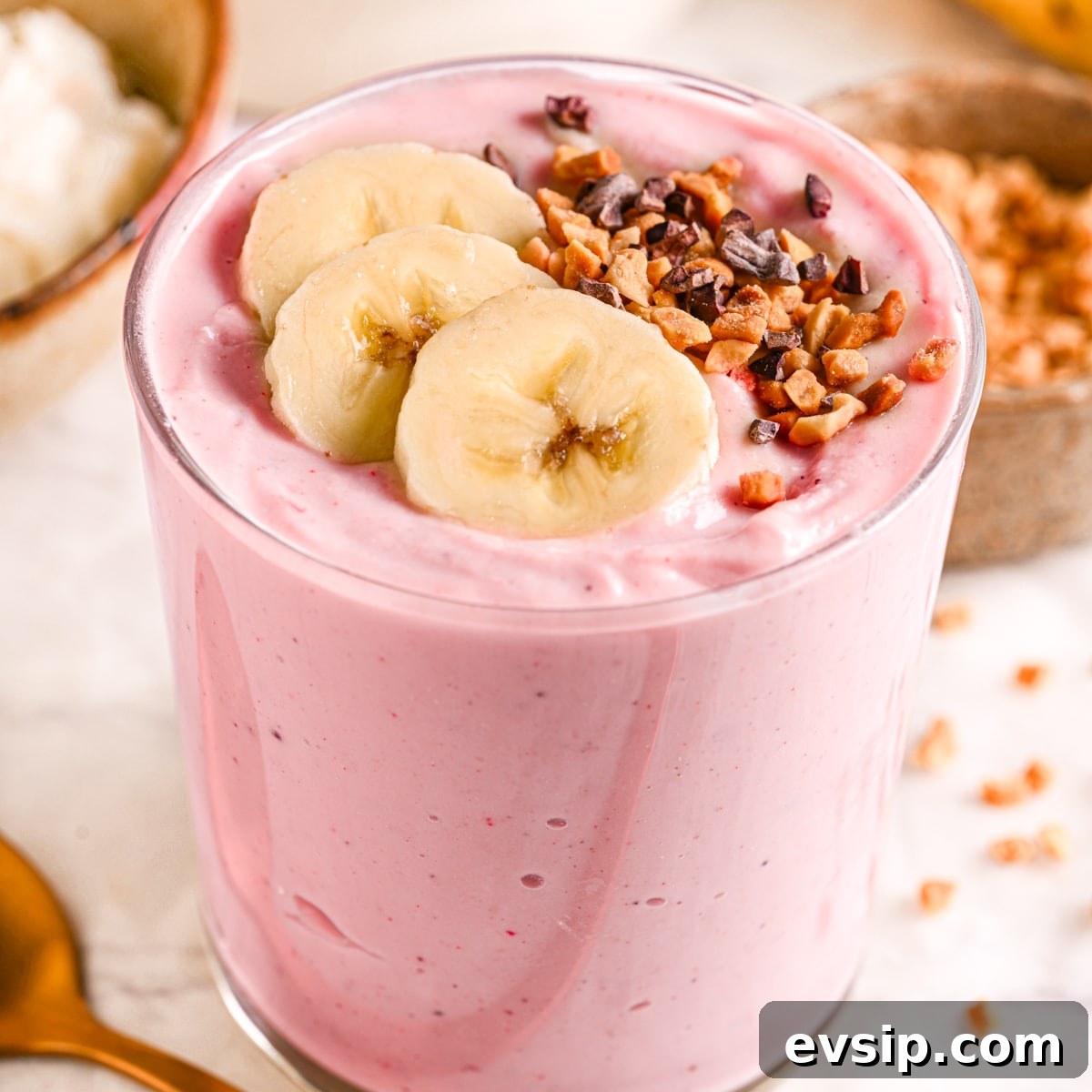 15 Delicious Cottage Cheese Recipes for Every Meal 26 Cottage cheese smoothie topped with sliced banana, cocoa nibs and crushed nuts—a great addition to breakfasts or delicious as a post workout