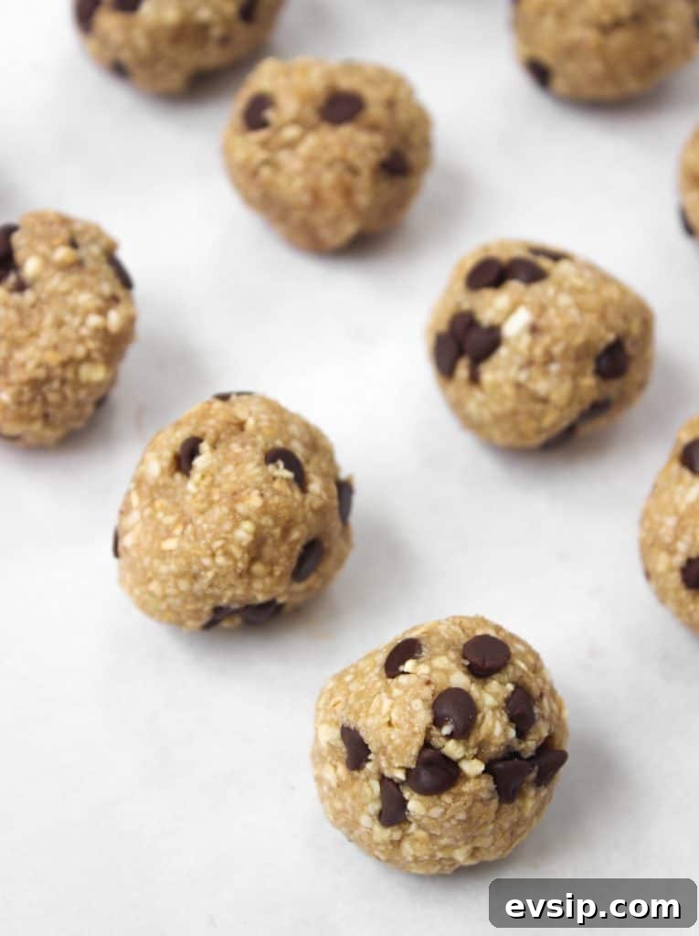 Raw vegan cookie dough bites that taste JUST like oatmeal chocolate chip cookie dough and take 5 minutes to whip up? Yes, PLEASE! Raw vegan cookie dough bites that taste JUST like oatmeal chocolate chip cookie dough and take 5 minutes to whip up? Yes, PLEASE!