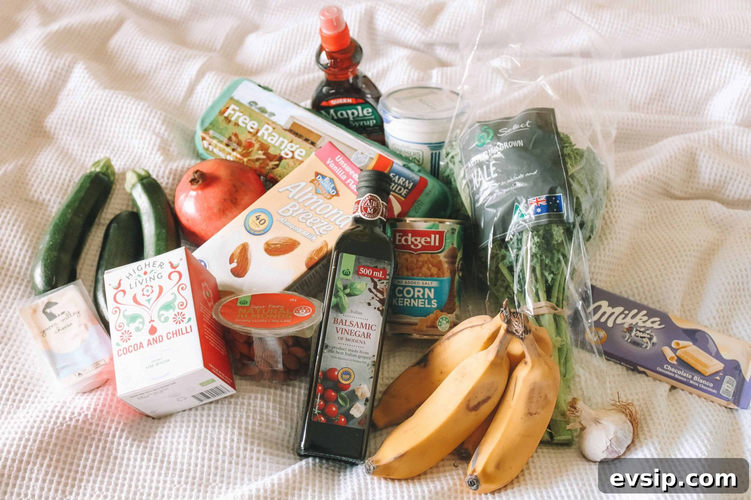 How to save time grocery shopping when you're busy! These smart shopping tips will show you how to grocery shop efficiently (and on a budget!)