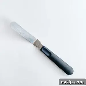 Angled icing spatula