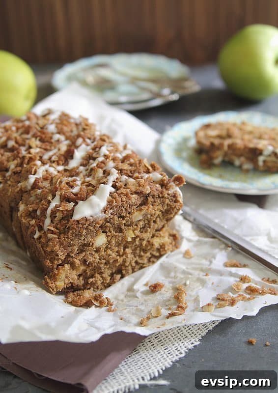 Apple Streusel Bread | runningtothekitchen.com