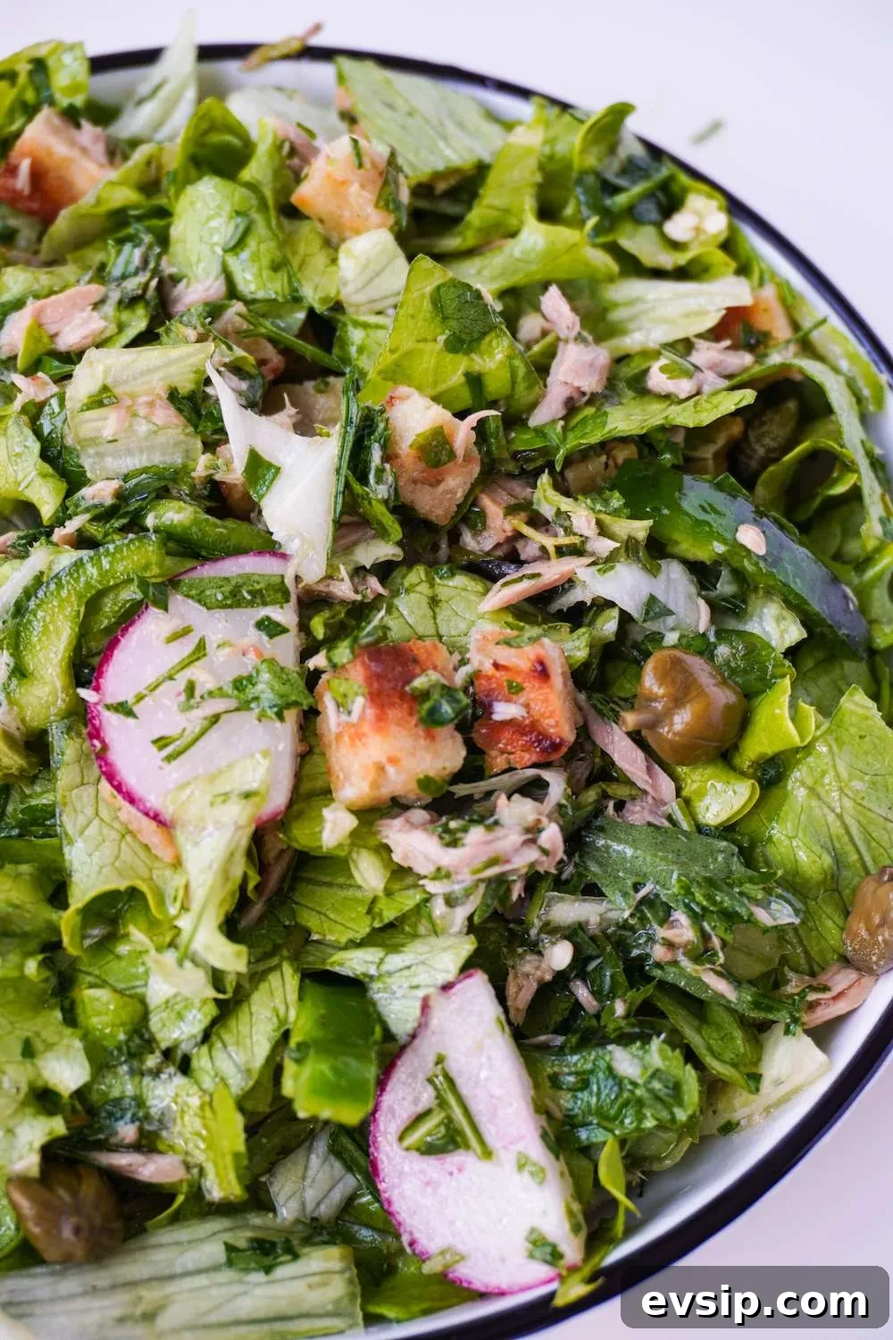 Mediterranean Tuna Salad Ready in 15 Minutes 2 Rich in protein and fiber, this chopped Mediterranean tuna salad without mayo or yogurt is the perfect quick, healthy lunch. Made with canned tuna, lots of greens, croutons and fresh herbs, this 15-minute meal comes with a ton of flavor and is rich in minerals and vitamins.